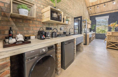 Stellenbosch Apartment | An exquisite, spacious 2-bedroom apartment in the heart of the Winelands.