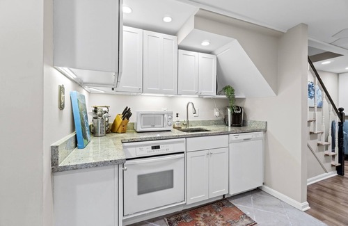 Glover Park House | An oasis in Glover Park - guest suite with parking