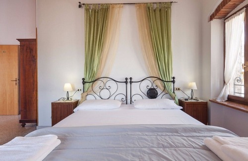 Caprino Veronese Hotel | An old inn that is an Italian landmark . about 200 years old "TRIPLA 1"
