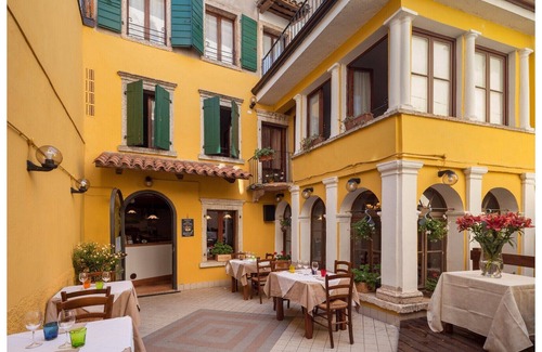Caprino Veronese Hotel | An old inn that is an Italian landmark . about 200 years old "TRIPLA 1"