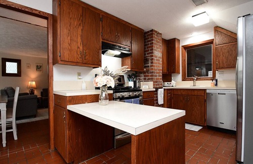 Lincoln House | An orchard acreage in the heart of the city!