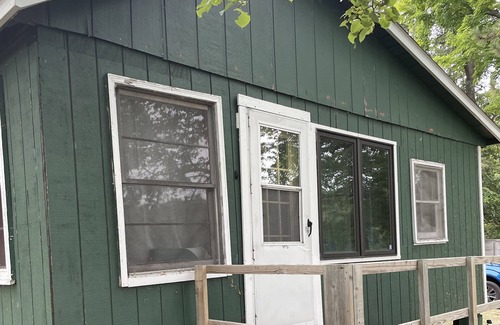 Garrison Cabin | An outdoor escape perfect for family adventures and romantic lakeside getaways.