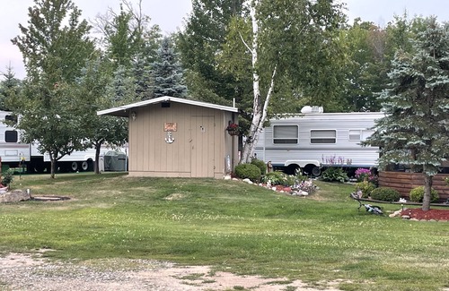 Garrison Cabin | An outdoor escape perfect for family adventures and romantic lakeside getaways.