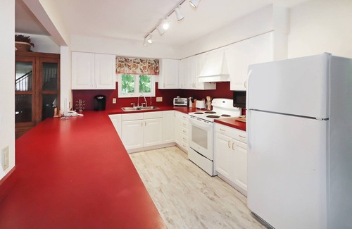Chincoteague House | Anchor's Rest - Pet friendly on Main Street!