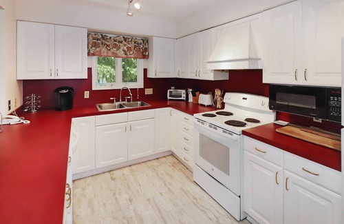 Chincoteague House | Anchor's Rest - Pet friendly on Main Street!