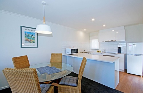 Lorne Hotel | Anchorage Motel and Villas