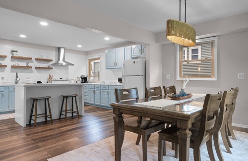 Moscow House | Anchors Away: Modern Irish Hills Lakefront w/Beach, Dock, Kayaks, Cornhole