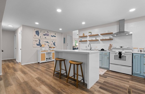 Moscow House | Anchors Away: Modern Irish Hills Lakefront w/Beach, Dock, Kayaks, Cornhole