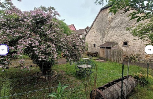 Bergheim House | Ancienne Grange Rénovée Dans Cour Privée au Calme Avec Jardin sur les Remparts