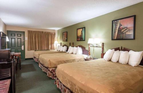 Branson Theater District Hotel | Angel Inn Near IMAX, a Travelodge by Wyndham