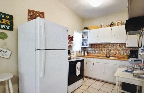 Waco Cottage | Anita's Cottage is only 15 minutes from Baylor, & Magnolia Silos!