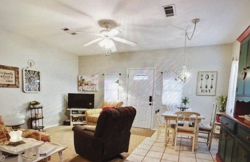 Waco Cottage | Anita's Cottage is only 15 minutes from Baylor, & Magnolia Silos!
