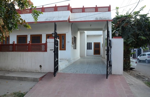 Panch Batti Villa | Anjana's Homestay-4 Bedroom Villa + 4 Private Bathrooms with Breakfast