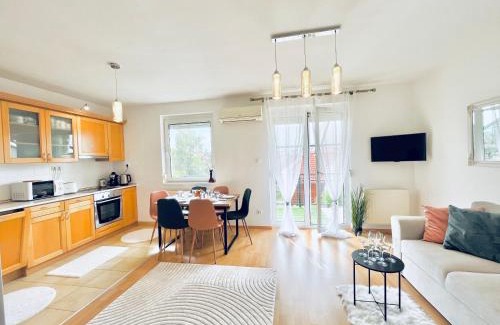Balatonkenese Apartment | Anna's Residency - Prestige Suite