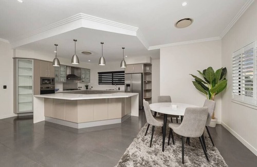 Annandale House | Annandale home with huge pool