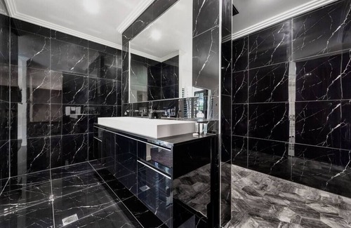 Annandale House | Annandale home with huge pool