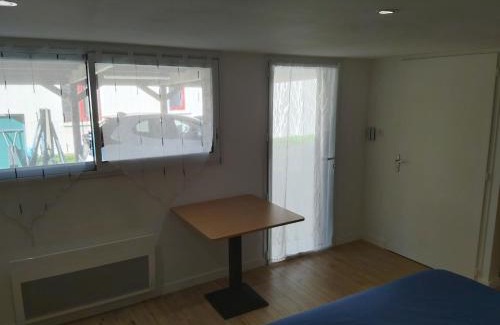Les Landes-Genusson Apartment | Annexe du 18