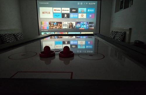 Windsor Ski Chalet | Annexe pool table air hockey table tennis movie