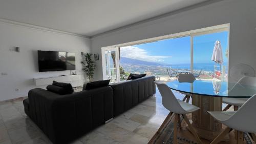 Las Cuevas Apartment | Another Day in Paradise
