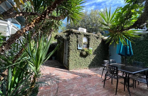 Faubourg Delachaise Hotel | Antonine Apartment Upper Garden District