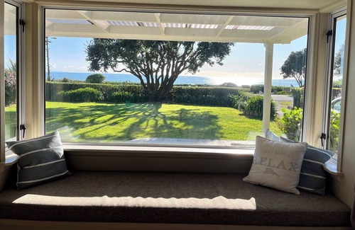 Haumoana House | Antonio's - beach front holiday living