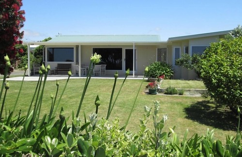 Haumoana House | Antonio's - beach front holiday living