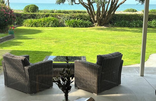 Haumoana House | Antonio's - beach front holiday living
