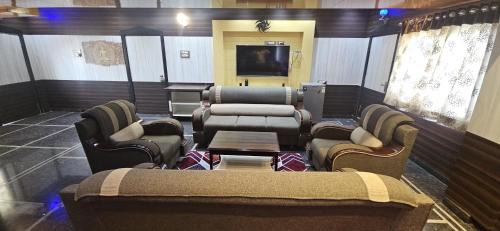 Gannavaram Hotel | Anyhour Stay