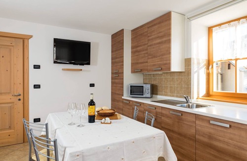 Livinallongo del Col di Lana Apartment | Apartment 'Cesa Raggio Di Sole Bilocale' with Mountain View, Shared Terrace and Wi-Fi