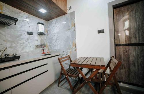 Andheri West Apartment | Ap2. Cozy AC Studio W/ Kitchenette Nr Kokilaben Hosp.