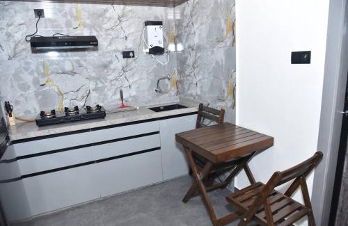 Andheri West Apartment | Ap5. Cozy AC Studio W/ Kitchenette Nr Kokilaben Hosp.