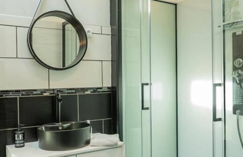 Verdun Apartment | AP6 - 2 BEDROOM APARTMENT - GITE CHEZ THOMAS ET JOHN "AP6