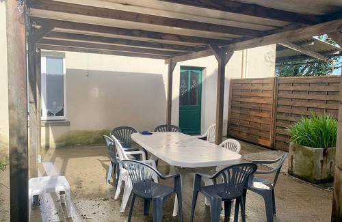 Saint-Derrien Cottage | Apart. duplex in a former dairy for 11 people max 25 minutes from the beaches