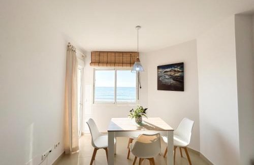 San Luis de Sabinillas Apartment | Apartamento en 1ª línea de la playa de Sabinillas con vistas al mar