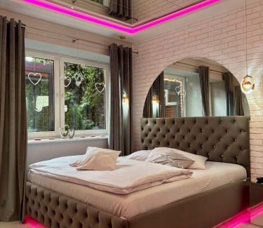 Gniezno Apartment | Apartament "Love Island" Jacuzzi SPA z dużą wanną z hydromasażem dla Dwojga