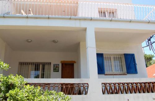 Llanca Apartment | Apartamento con terraza, parking y jardín, a 300m de la playa - ES-228-40