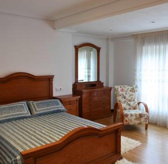 Saron Apartment | Apartamento con terraza y jardín en Sarón