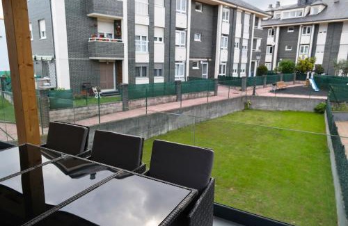 Saron Apartment | Apartamento con terraza y jardín en Sarón