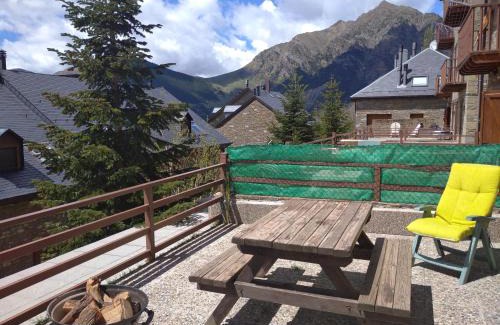 Taull Apartment | Apartamento con terraza y vistas panorámicas en Taüll con plaza de parking