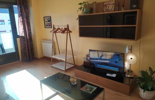 Logrono Apartment | Apartamento el Parque AIRE CONDICIONADO PISCINA terraza con vistas montaña entorno tranquilo ideal mascotas