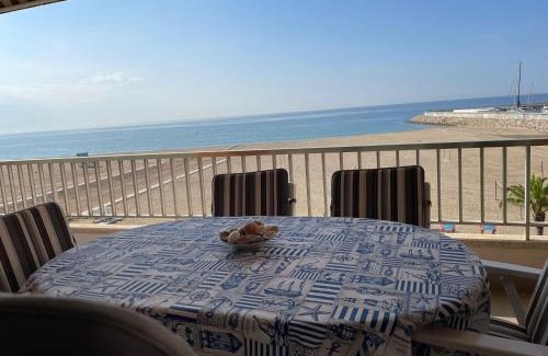 El Roc de Sant Gaieta Apartment | Apartamento en primera línea de mar