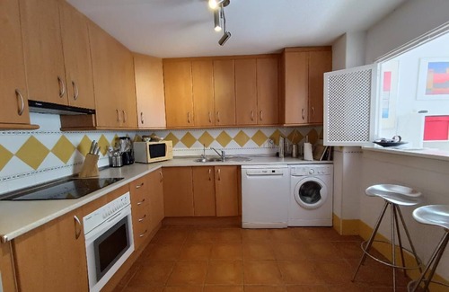 La Parata Apartment | Apartamento Espacioso con Fibra, Vistas a las Montañas y Piscina Comunitaria