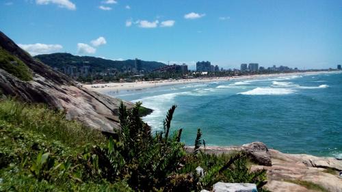 Morro do Maluf Apartment | Apartamento frente para o Mar ,50 m da praia , ar condicionado todos quartos