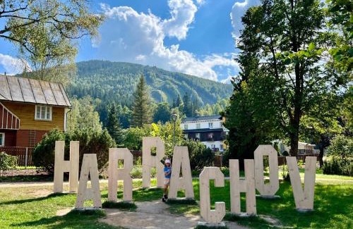 Harrachov Apartment | Apartmán Resident A001 - BEZBARIÉROVÝ Apartmán ideální pro rodiny s dětmi, v těsné blízkosti Anenského údolí, bobové dráhy, Ski areálů, Ski školy, FREE PARKING, FREE WIFI, výhled do zahrady s posezením na terase, dětské hřiště v areálu