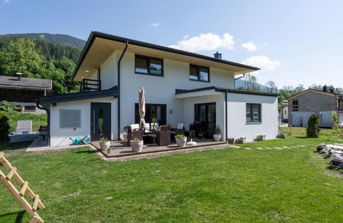 Schonbach Apartment | Apartment in Neukirchen am Gro venediger with Balcony