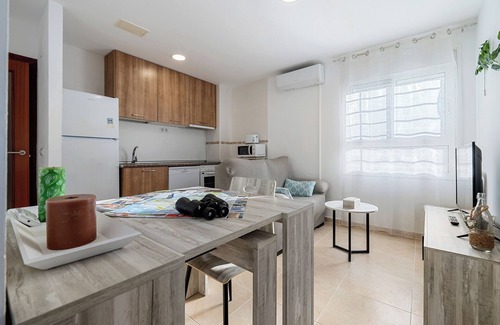 Sant Carles de la Rapita Apartment | Apartment 'La Morra' with Wi-Fi and Air Conditioning