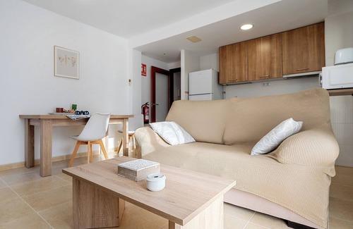 Sant Carles de la Rapita Apartment | Apartment 'La Basseta' with Wi-Fi and Air Conditioning