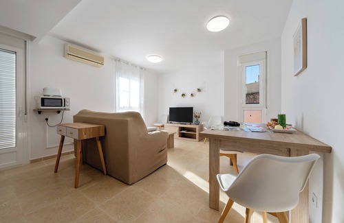 Sant Carles de la Rapita Apartment | Apartment 'La Basseta' with Wi-Fi and Air Conditioning