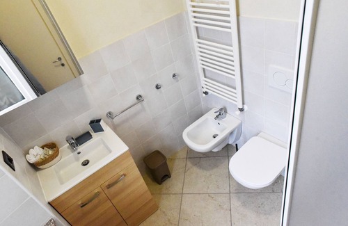 Castelletto Sopra Ticino Apartment | Apartment 'Il Glisentino' with Private Garden and Wi-Fi