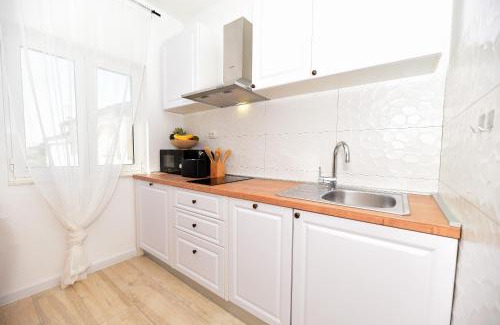 Ljubac House | Apartman u atraktivnoj kuci u nizu s garazom